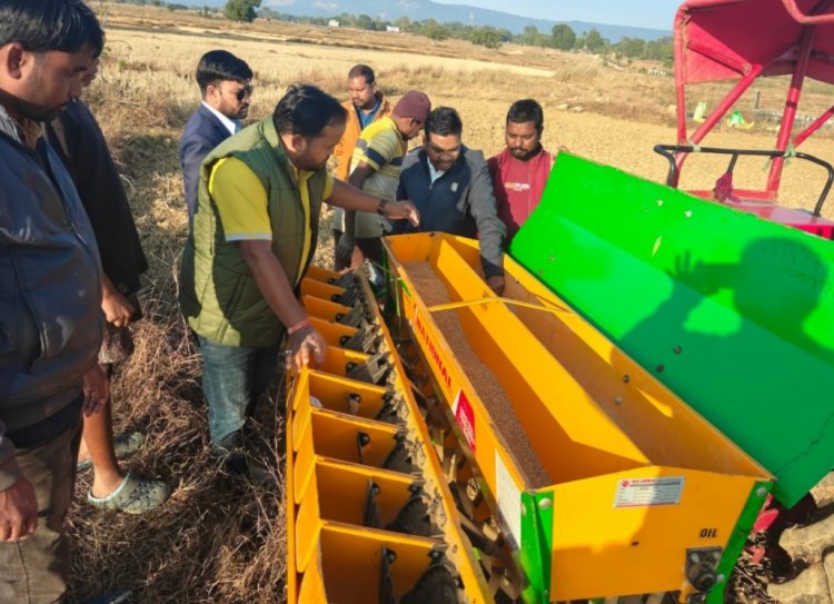 *खुटगांव में वैज्ञानिक पद्धति से सीड ड्रील द्वारा गेहूं को कतार मे बोनी किया गया*