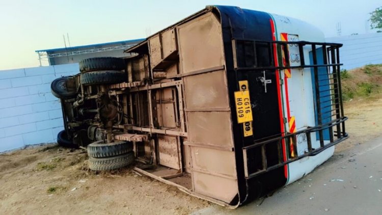 Accident : चौथिया जा रही तेज रफ्तार बस पलटी, 40 यात्री थे सवार, मची चीख-पुकार