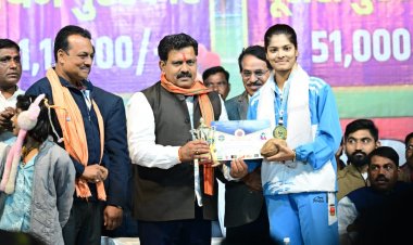 उपमुख्यमंत्री शर्मा ने साउथ एशियन बॉल बैडमिंटन चैंपियनशिप में स्वर्ण पदक जीतने वाली कवर्धा की बेटी रिया का किया सम्मान