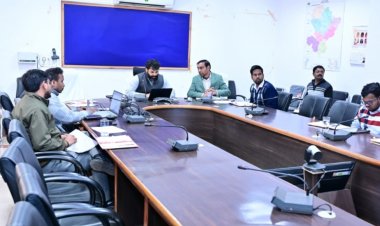 *कलेक्टर श्री रोहित व्यास ने राजस्व विभाग की समीक्षा बैठक ली,,राजस्व प्रकरणों का शत प्रतिशत निराकरण समय सीमा मे सुनिश्चित करने के दिये निर्देश*