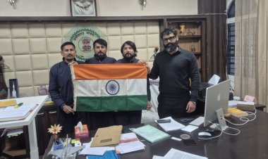 *विश्वशांति की अलख लेकर जशपुर पहुंची विश्व पदयात्री,, कलेक्टर श्री रोहित व्यास से की सौजन्य भेंट*