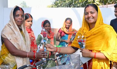 मंत्री राजवाड़े ने 30 महिलाओं को किया साइकिल वितरण