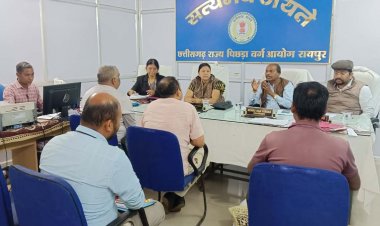 पिछड़ा वर्ग आयोग में विभिन्न शिकायतों की सुनवाई के उपरांत अधिकारियों को निर्णयों के क्रियान्वयन हेतु निर्देश जारी