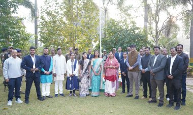 77 वें गणतंत्र दिवस के अवसर पर मुख्यमंत्री कैंप कार्यालय बगिया में दिखा देशभक्ति और उत्साह का माहौल,श्रीमती कौशल्या साय ने फहराया तिरंगा,किया गया गणतंत्र की गरिमा को नमन