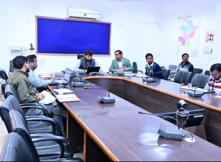 *कलेक्टर श्री रोहित व्यास ने राजस्व विभाग की समीक्षा बैठक ली,,राजस्व प्रकरणों का शत प्रतिशत निराकरण समय सीमा मे सुनिश्चित करने के दिये निर्देश*