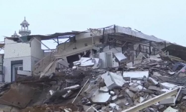 दिल्ली में मस्जिद और कब्रिस्तान से अतिक्रमण हटाने के दौरान पुलिस-MCD टीम पर पत्थरबाजी