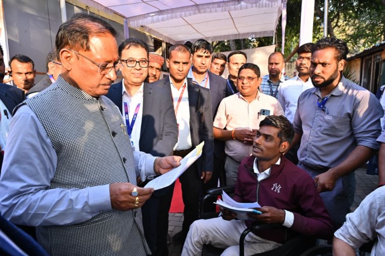 दोनों पैर से दिव्यांग राज शर्मा को 20 हजार रूपए की आर्थिक सहायता….