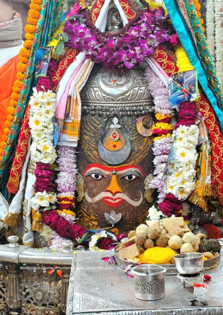 मकर संक्रांति पर बाबा महाकाल को तिल के लड्डू और गजक का लगा भोग, हजारों श्रद्धालुओं ने मां शिप्रा में लगाई आस्था की डुबकी