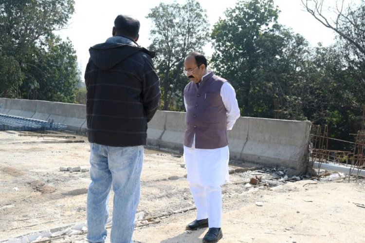 साव ने पुल निर्माण कार्य का किया औचक निरीक्षण, संकेतक बोर्ड लगाने और समय-सीमा में पूर्ण करने दिए निर्देश