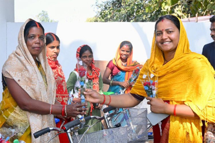 मंत्री राजवाड़े ने 30 महिलाओं को किया साइकिल वितरण