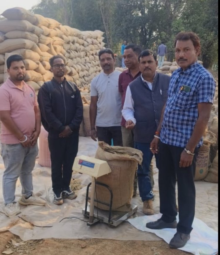 *बगीचा एवं महादेवडांड मंडल अध्यक्ष हरिश कुमार आरिक,प्रतीक सिंह एवं उपाध्यक्ष महेश यादव पहुंचे धान खरीदी केंद्र साहीडांड,,,किसानों से जानकारी लिए केंद्र की व्यवस्था के बारे में,,,*