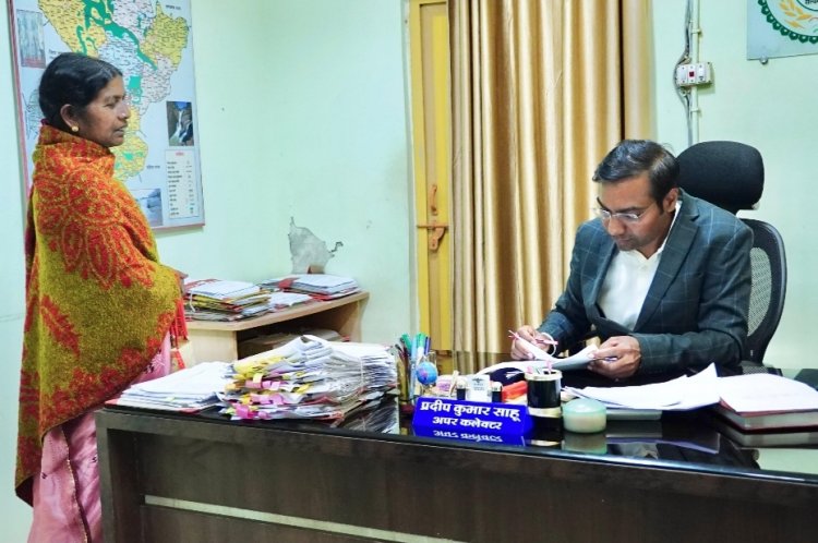 *अपर कलेक्टर श्री प्रदीप साहू ने जंदर्शन में सुनिन आमजन की समस्या,अधिकारियों को समयबद्ध एवं पारदर्शी निराकरण के दिये निर्देश*