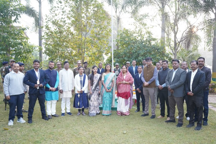 77 वें गणतंत्र दिवस के अवसर पर मुख्यमंत्री कैंप कार्यालय बगिया में दिखा देशभक्ति और उत्साह का माहौल,श्रीमती कौशल्या साय ने फहराया तिरंगा,किया गया गणतंत्र की गरिमा को नमन