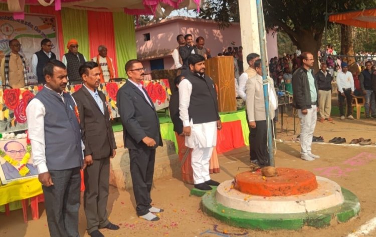 *हर्षोल्लास के साथ 77 वां  गणतंत्र दिवस पर जनपद उपाध्यक्ष अरविन्द गुप्ता ने खंड शिक्षा कार्यालय एवं हायर सेकेण्डरी स्कूल महादेवडांड परिसर मे राष्ट्र ध्वज फहराया*