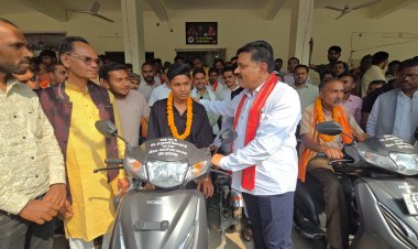 उपमुख्यमंत्री शर्मा की तत्परता से दो दिव्यांगों को मिली स्कूटी, चेहरे पर लौटी मुस्कान, जताया आभार