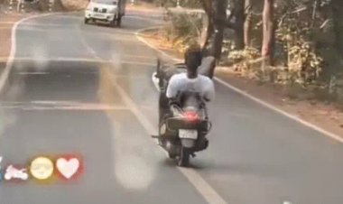 छत्तीसगढ़ के दंतेवाड़ा जिले के किरंदुल-बचेली मार्ग पर एक युवक चलती स्कूटी पर लेट गया