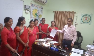 नहीं किसी से भीख मांगते हम अपना अधिकार मांगते,लाल हमारी साड़ी है खतरे की निशानी है जैसे नारों के साथ अपने हक अधिकार की मांग लिए 5 हजार से भी ज्यादा आंगनबाड़ी कार्यकर्ताओं सहायिकाओं ने खोला मोर्चा,रैली निकाल सौंपा ज्ञापन