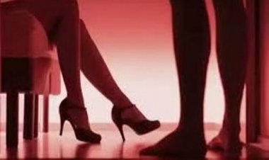 स्कूल के बगल वाले घर में हो रहा था गंदा काम; छापा पड़ा तो ये बंदरिया वाली चिल्लाई...''भागो, पुलिस आ गई!'' अर्ध नग्न युवक और महिलाएं गिरफ्तार!