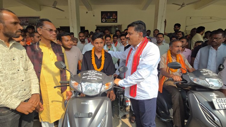 उपमुख्यमंत्री शर्मा की तत्परता से दो दिव्यांगों को मिली स्कूटी, चेहरे पर लौटी मुस्कान, जताया आभार