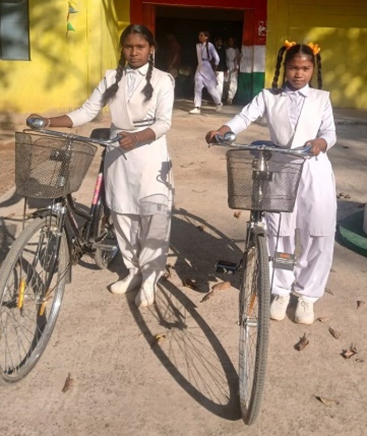सरस्वती निःशुल्क सायकल योजना से छात्राओं को मिली नई उड़ान