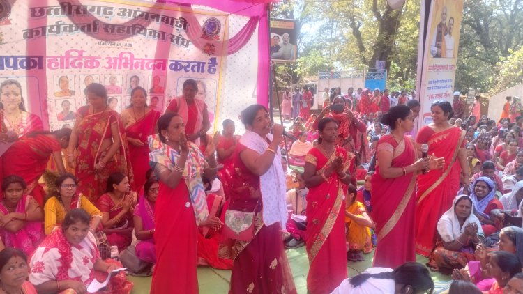 अपने हक और अधिकार की मांग को लेकर धरने पर बैठी आंगनबाड़ी कार्यकर्ताएं और सहायिकाएं तीन सूत्रीय मांगों को लेकर दो दिवसीय हड़ताल,हजारों आंगनबाड़ी केंद्र रहे बंद