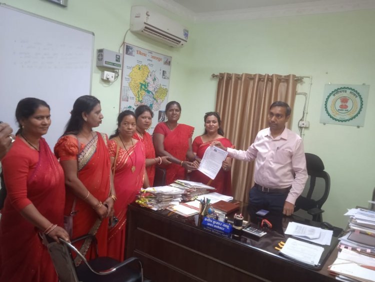 नहीं किसी से भीख मांगते हम अपना अधिकार मांगते,लाल हमारी साड़ी है खतरे की निशानी है जैसे नारों के साथ अपने हक अधिकार की मांग लिए 5 हजार से भी ज्यादा आंगनबाड़ी कार्यकर्ताओं सहायिकाओं ने खोला मोर्चा,रैली निकाल सौंपा ज्ञापन