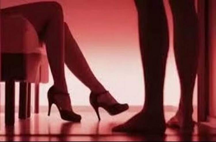 स्कूल के बगल वाले घर में हो रहा था गंदा काम; छापा पड़ा तो ये बंदरिया वाली चिल्लाई...''भागो, पुलिस आ गई!'' अर्ध नग्न युवक और महिलाएं गिरफ्तार!