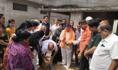 रायपुर उत्तर विधायक श्री पुरंदर मिश्रा ने वार्ड 48 पार्षद महेश ध्रुव और वार्डवासियों सहित वार्ड 48 में लगभग 33 लाख की लागत से चार भिन्न स्थानों पर नवीन विकास कार्य करवाने भूमिपूजन कर दी शानदार सौगात