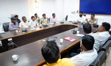 लापरवाही और नियम उल्लंघन पर संबंधित बस ऑपरेटरों के विरुद्ध होगी कार्रवाई : कलेक्टर व्यास