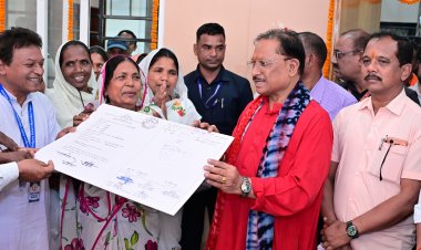 मुख्यमंत्री ने कुनकुरी कबीर आश्रम के सदस्यों को सामुदायिक वन अधिकार पत्र वितरित किए 