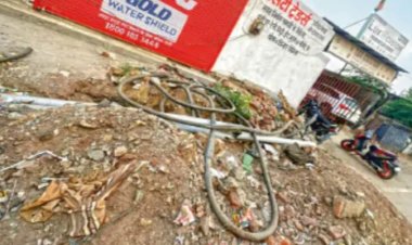 5 करोड़ की स्मार्ट वायरिंग में लापरवाही,मेंटेनेंस की कमी से 2 साल में ही सड़क पर आ गई केबल