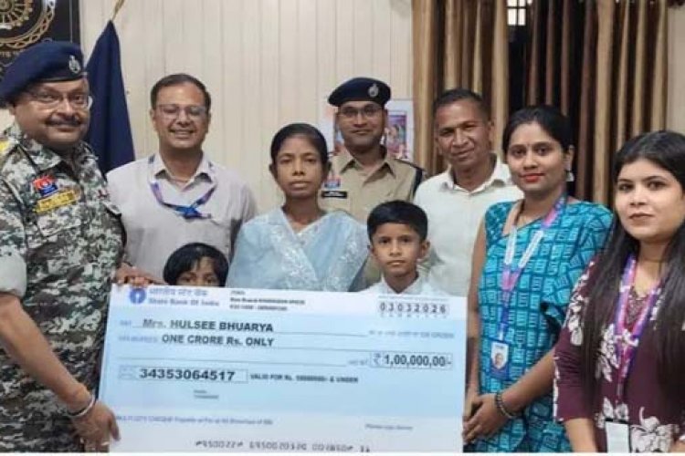 पुलिस सैलरी पैकेज के तहत आरक्षक की पत्नी को मिला 1 करोड़ का जीवन बीमा लाभ