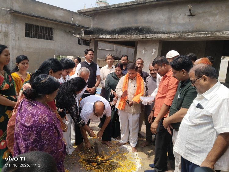 रायपुर उत्तर विधायक श्री पुरंदर मिश्रा ने वार्ड 48 पार्षद महेश ध्रुव और वार्डवासियों सहित वार्ड 48 में लगभग 33 लाख की लागत से चार भिन्न स्थानों पर नवीन विकास कार्य करवाने भूमिपूजन कर दी शानदार सौगात
