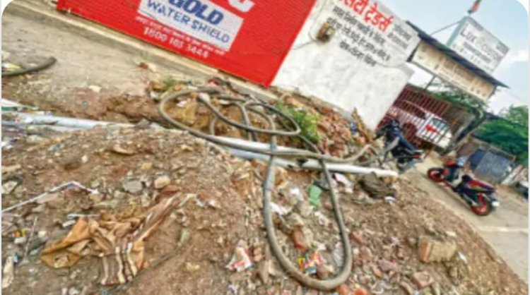 5 करोड़ की स्मार्ट वायरिंग में लापरवाही,मेंटेनेंस की कमी से 2 साल में ही सड़क पर आ गई केबल