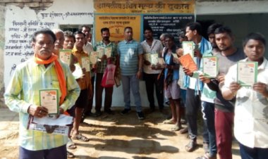 जनप्रतिनिधियों की मौजूदगी में हितग्राहियों को तीन माह का एकमुश्त चावल वितरित