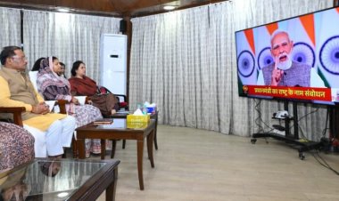 मुख्यमंत्री श्री विष्णुदेव साय ने आज राजधानी रायपुर स्थित मुख्यमंत्री निवास में प्रधानमंत्री श्री नरेंद्र मोदी के नारी शक्ति वंदन अधिनियम के सम्बन्ध में राष्ट्र के नाम प्रसारित संबोधन का श्रवण किया