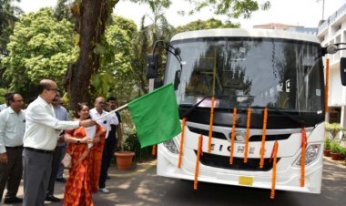 राज्यपाल ने खैरागढ़ विवि की नई बस को दिखाई हरी झंडी