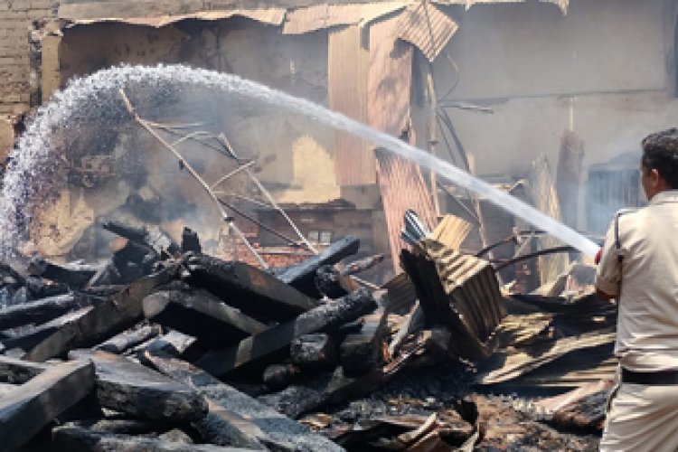 टिंबर मार्केट में लगी भीषण आग, प्लाईवुड सहित लाखों का सामान जलकर खाक