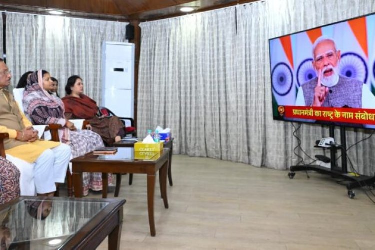 मुख्यमंत्री श्री विष्णुदेव साय ने आज राजधानी रायपुर स्थित मुख्यमंत्री निवास में प्रधानमंत्री श्री नरेंद्र मोदी के नारी शक्ति वंदन अधिनियम के सम्बन्ध में राष्ट्र के नाम प्रसारित संबोधन का श्रवण किया