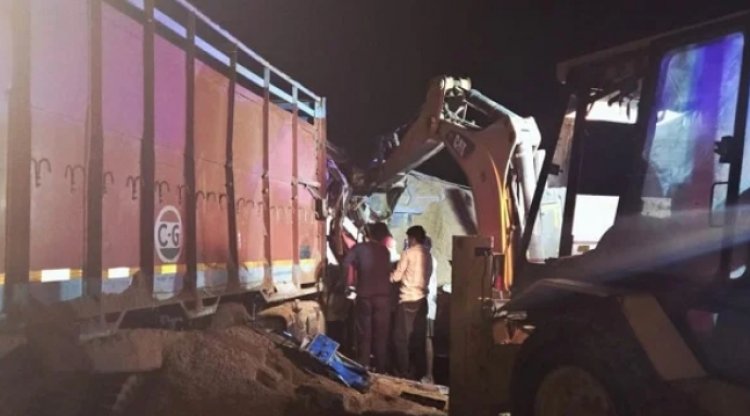 CG ACCIDENT NEWS: मिनी हाइवा और ट्रक की जबरदस्त टक्कर, हादसे में 3 की मौत