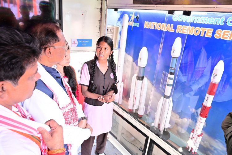 मुख्यमंत्री साय ने चलित अंतरिक्ष गाड़ी का किया अवलोकन,मुख्यमंत्री को स्कूली बच्चों ने समझाया चंद्रयान, मंगलयान, पीएसएलवी, जीएसएलवी एवं रिमोट सेंसिंग अंतरिक्ष मॉडल को : अन्वेषण कार्यक्रम से बच्चों में बढ़ेगी वैज्ञानिक सोच,