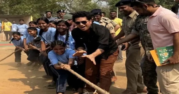 दंतेवाड़ा के छिंदनार पहुंचे सचिन तेंदुलकर: बच्चों के साथ खेली रस्साकशी