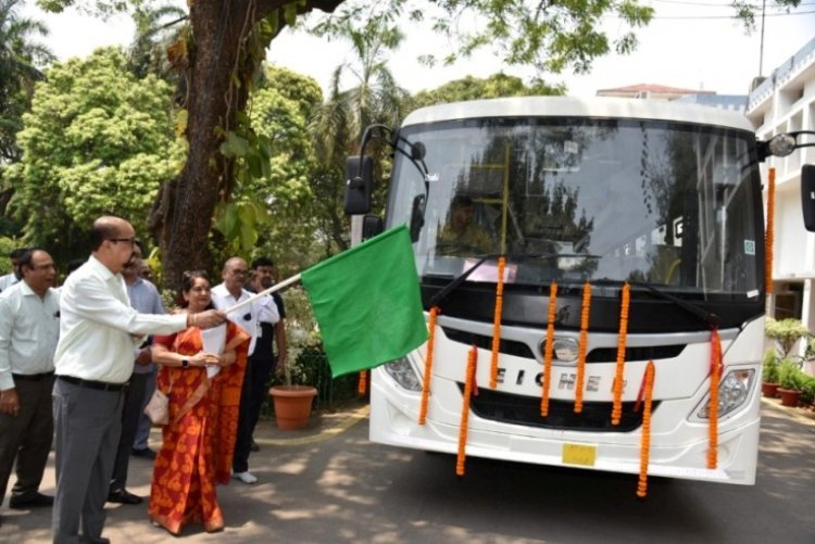 राज्यपाल ने खैरागढ़ विवि की नई बस को दिखाई हरी झंडी