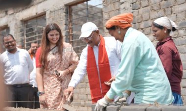 निर्माणाधीन पंचायत भवन के निरीक्षण के दौरान मुख्यमंत्री को श्रमिकों ने दिया भोजन का न्यौता: साथ बैठकर खाया बोरे बासी और आमा चटनी