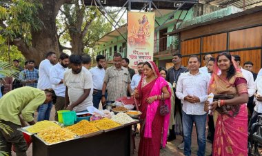 बीजेपी की ऐतिहासिक जीत पर मुख्यमंत्री निवास बगिया में भव्य जश्न, मुख्यमंत्री की धर्मपत्नी श्रीमती कौशल्या साय ने कार्यकर्ताओं को झालमुरी बांटकर खुशी जाहिर कर दी बधाई....