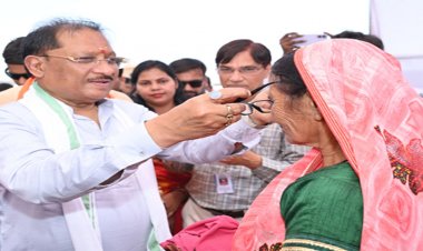 मुख्यमंत्री साय ने हितग्राहियों को अपने हाथों से पहनाया नजर का चश्मा