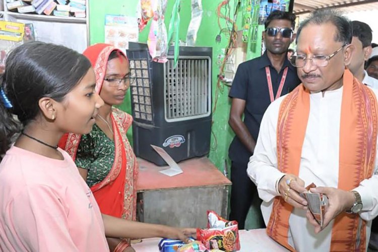 सीएम साय ने ‘लखपति दीदी’ सुमिला की दुकान में की खरीदारी