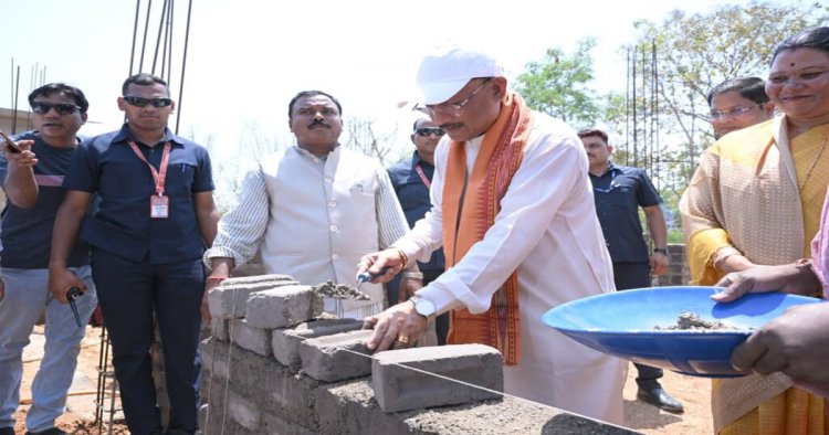मुख्यमंत्री ने ईंट जोड़कर किया श्रमदान, भैंसामुड़ा में पीएम आवास निर्माण का किया औचक अवलोकन