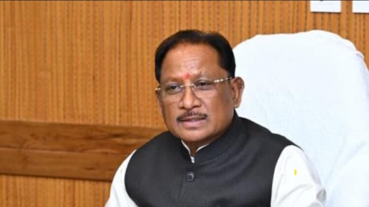 सुशासन तिहार: मुख्यमंत्री  विष्णु देव साय ने मेधावी छात्र गिरवर पटेल को किया सम्मानित