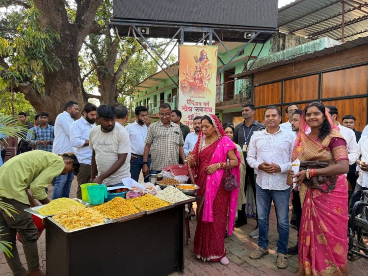बीजेपी की ऐतिहासिक जीत पर मुख्यमंत्री निवास बगिया में भव्य जश्न, मुख्यमंत्री की धर्मपत्नी श्रीमती कौशल्या साय ने कार्यकर्ताओं को झालमुरी बांटकर खुशी जाहिर कर दी बधाई....